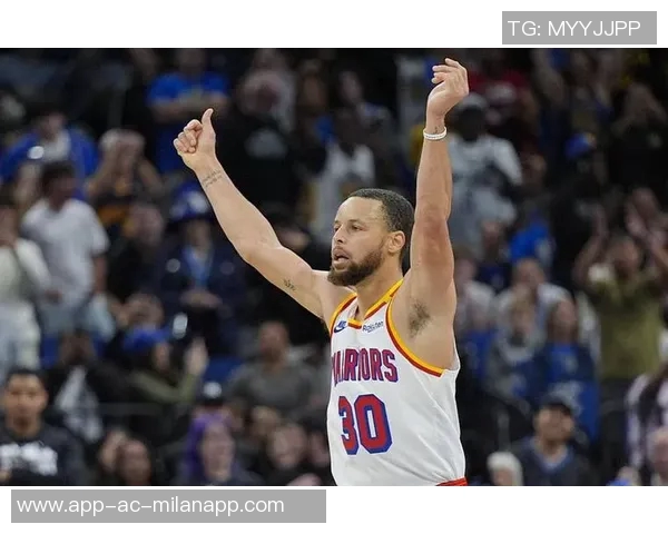 库里半场20分5记三分创纪录领先利拉德克莱紧随其后争夺第二位