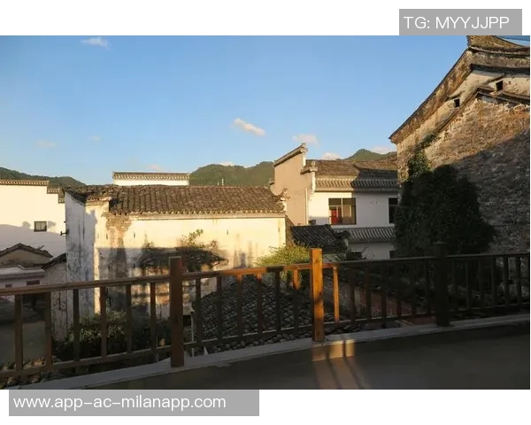 哈兰德分享休闲时光高尔夫球场上尽显运动魅力